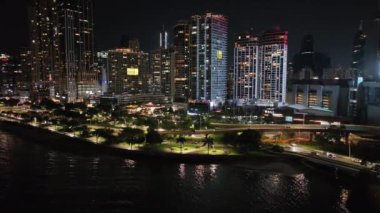 Panama Şehri 'nin gece hava aracı görüntüsü