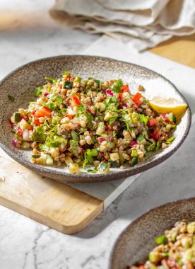 Tabbouleh salatası. Geleneksel Ortadoğu ya da Arap yemeği. Levantine vejetaryen salatası