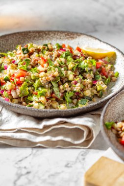 Tabbouleh salatası. Geleneksel Ortadoğu ya da Arap yemeği. Levantine vejetaryen salatası
