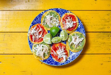 Tortilla ve Aztek çorbasının renkli tabaklarıyla süslenmiş Chalupalar canlı bir tabakta sunuluyor, 5 de mayonez ve Dia de los Muertos gibi taze limonla süslenmiş şenlikler için mükemmel..
