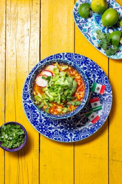 Lezzetli Pozole çorbası Meksika Bağımsızlık Günü için taze malzemelerle dolu renkli bir kasede servis ediliyor..