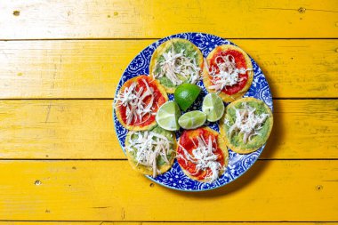 Kızarmış tortilla ile yapılan renkli chalupalar, limonla süslenmiş canlı bir tabağa konur ve Cinco de Mayo gibi Meksika geleneklerini kutlamak için Aztek çorbası ile birlikte servis edilir..