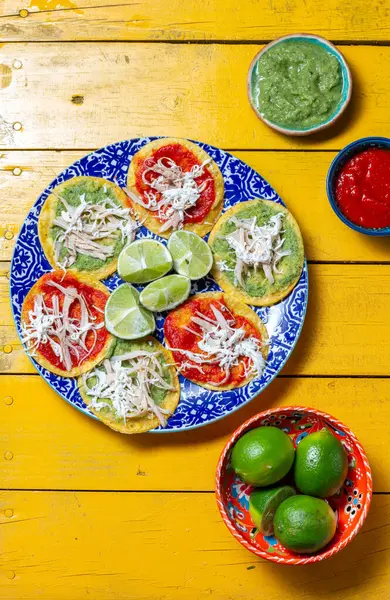 Canlı bir tabak, üzerinde doğranmış tavuk bulunan kızarmış Aztek çorbası ve chalupa içerir. Katılımcılar arasında limon dilimleri ve çeşitli soslar yer alıyor, şenlikli yemek için mükemmel..