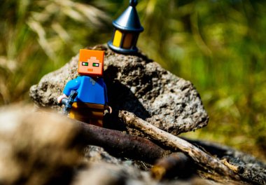 Minecraft lego çapa ve el feneriyle yaşayan