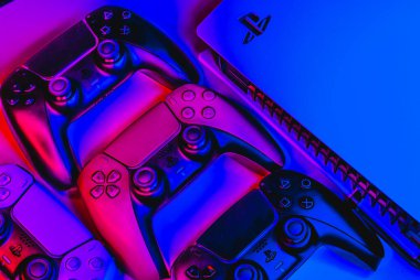 yakın - neon ışığı, playstation 5 ve kontrolörler, oyun arka planı, konsol ve oyun pedleri