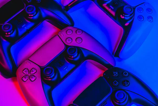 Nahaufnahme Der Playstation Des Spielcontrollers Auf Buntem Neonhintergrund — Stockfoto