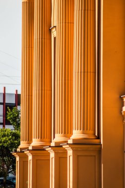 Arka plandaki eski bina, sütunlu yeni modern ev, Ukrayna 'da mimari, bej sütunlar, eski Roma tarzında uzun sütunlar.