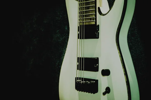 Guitarra Eléctrica Blanca Sobre Fondo Verde Oscuro Concepto Música —  Fotos de Stock