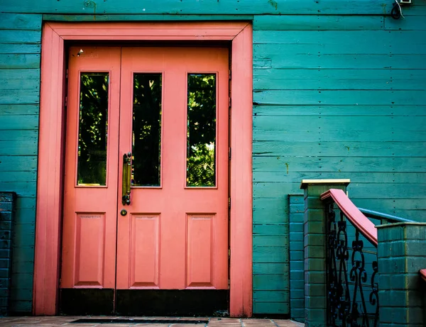 Старое Деревянное Окно Металлической Ручкой Стильные Двери Пантоне Розовый Свет — стоковое фото