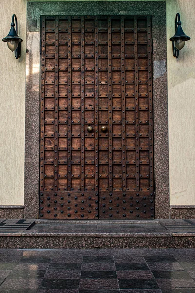 Старая Дверь Церкви — стоковое фото