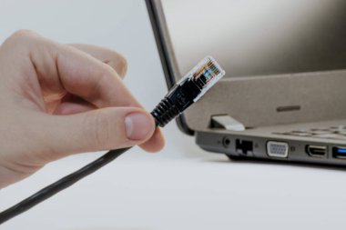 Ethernet internet kablosu ile el ofiste dizüstü bilgisayara bağlan