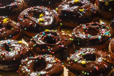 Çikolatalı donutlar ve krema.