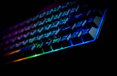 pc çalma rgb hafif mekanik klavye koyu siyah arkaplan