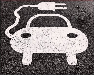 Beyaz şarj istasyonu tabelası, asfalta boyanmış, Shipley, Bradford, UK Derek Oldfield tarafından Derek Oldfield