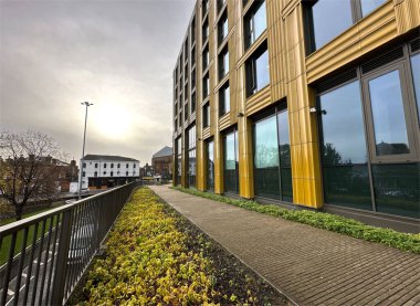 Belgrave Caddesi yakınlarındaki modern mimari soğuk bir sonbahar gününde Leeds, İngiltere 'de.