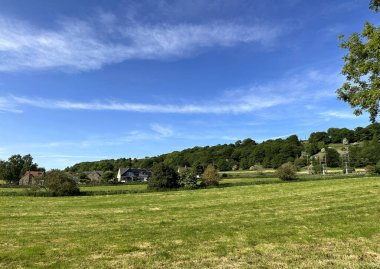 Manzara, eğimli tarlalar, çiftlikler ve evler, yakınındaki ağaçlar, Sty Lane, Bingley, İngiltere