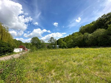 Manzara, büyük bir arazi, yabani bitkiler, çiftlik binaları, ve küçük bir orman, Halifax Old Road, Halifax, İngiltere 'ye yakın.