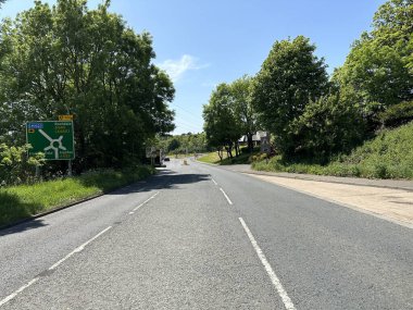 Halifax Yolu 'na bir göz atın. Eski ağaçlar ve Brighouse, İngiltere yakınlarında yol işaretleri var.