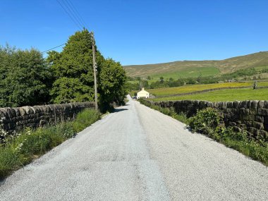 Aşağı bakan, Lumbutts Yolu, kuru taş duvarlar, tarlalar, çiftlikler, ve uzak tepeler, Todmorden, İngiltere