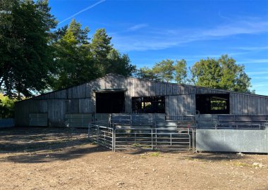 Çiftlik binası, Wood House Lane 'de, sığır ağılları, eski ağaçlar, ve yakınlarda mavi bir gökyüzü, Slaidburn, Clitheroe, İngiltere