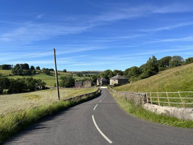 Akşam manzarası, Clitheroe 'dan Skipton yoluna, yakınındaki arazi ve evlerle, Slaidburn, İngiltere