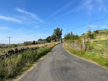 Gece görüşü boyunca, Slack Gate Lane, kuru taş duvarlar, yabani bitkiler, eski taş kulübeler, ve puslu bulut, Denshaw, İngiltere