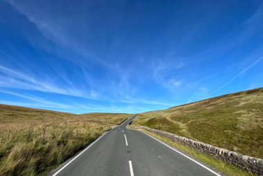 Slaidburn Yolu, bozkırları geçmek, güneşli bir günde, Waddington, Clitheroe, İngiltere