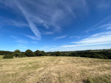 Geniş açık arazi, yakın zamanda biçilmiş tarlalar, ve uzak tepeler, Tong, Bradford, İngiltere