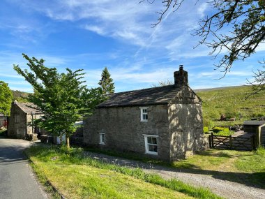 Oughtershaw 'daki eski kır evleri, ağaçlar ve tarlalarla kırsal alan. Kuzey Yorkshire, İngiltere' de deniz seviyesinden 1,180 feet yükseklikte bir Hamlet.