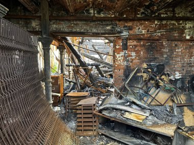 Dalton Lane, Keighley, İngiltere 'de yanan terkedilmiş Viktorya dönemi fabrikasının iç manzarası.