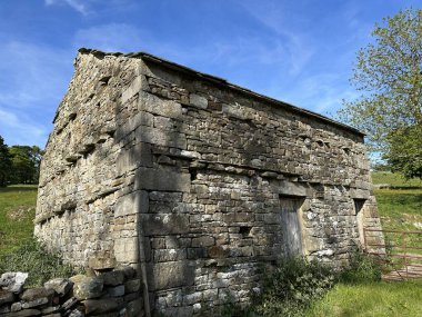 Yorkshire Dales, taşra manzarası, eski bir taş ahır, ve metal bir kapı, Oughtershaw, İngiltere 'deki tarlalara açılıyor.