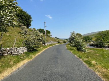 Yorkshire Dales köy yolu, Deepdale Köprüsü, Wharfe Nehri 'ni kapsayan, Buckden, İngiltere