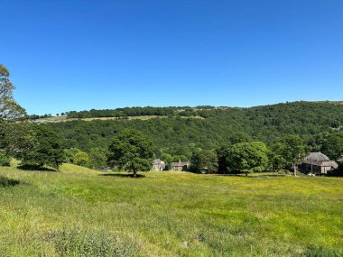 Kırsal alan, tarlalar, çiftlikler, kır evleri ve ağaçlık tepeler, mavi gökyüzüne karşı kurulmuş, Sowerby Köprüsü, İngiltere