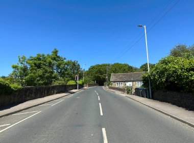 Yukarı bak, Swine Lane, taş duvarlar, eski ağaçlar, ve mavi gökyüzüne karşı kurulmuş bir ev, Doğu Morton, İngiltere
