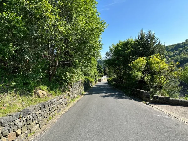 Lumbutts Yolu, kuru taş duvarlar, eski ağaçlar ve uzak tepeler, güneşli bir günde, Gauxholme, Todmorden, İngiltere
