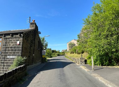 Lumbutts Yolu, taştan kulübeler, eski ağaçlar, ve mavi gökyüzü, Gauxholme, Todmorden, İngiltere