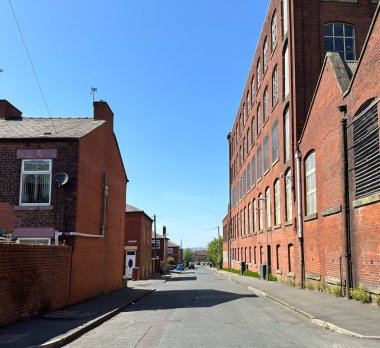 Viktorya dönemi kırmızı tuğla deposu, ve teras evleri, Sherwood Caddesi, Oldham, İngiltere
