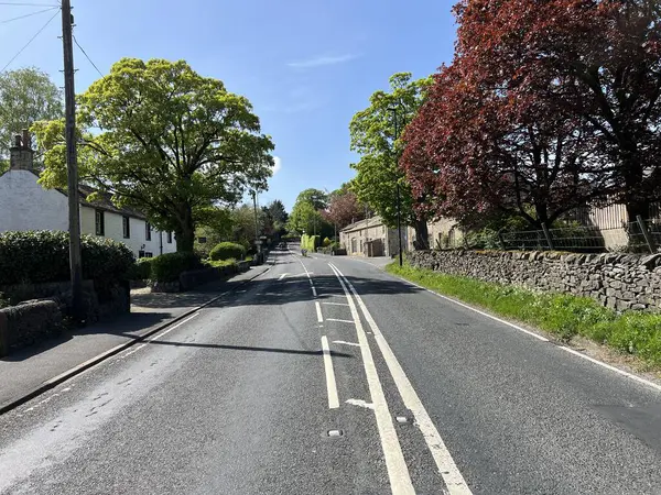 Gargrave, İngiltere yakınlarındaki bir yaz gününde Coniston Cold 'a giden A65 yolu boyunca bakın.
