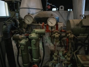 Tren vagonunda, makine dairesinde. İtalya 'nın Lecce kentindeki demiryolu taşımacılığı müzesi.. 