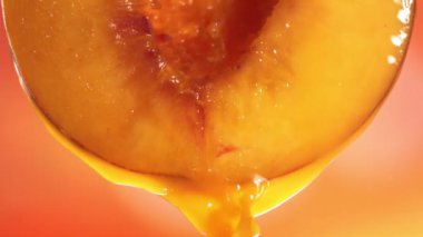 Half Peach 'ten Slow Motion Macro Shot of Flowing Peach Juice. Yüksek kaliteli HD görüntüler