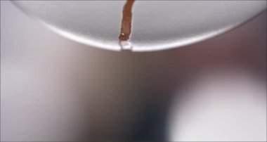 Kapalı kapılar ardında taze tavuk yumurtası, ağır çekimde. Yüksek kalite 4k görüntü