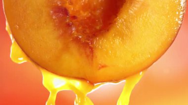 Half Peach 'ten Slow Motion Macro Shot of Flowing Peach Juice. Yüksek kalite 4K görüntü