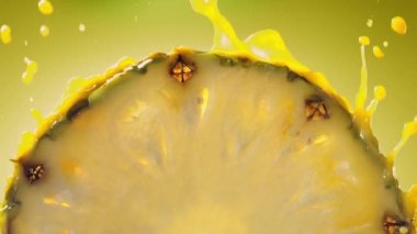 Slow Motion Macro shot 'ı Pineapple Juice' dan. Yüksek kalite 4K görüntü