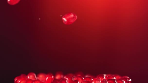 Super Detailní Šťavnatá Zralá Zrnka Granátového Jablka Padají Zpomaleném Filmu — Stock video