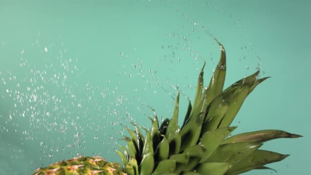 Vliegen Van Ananas Plakken Zwarte Achtergrond Hoge Kwaliteit Beeldmateriaal — Stockvideo