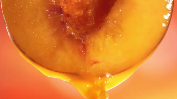 Lassú Motion Macro Shot Flowing Peach Juice Half Peach Ből — Stock videók