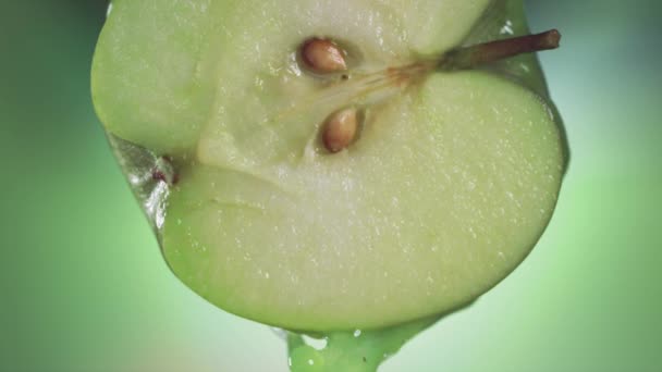 Slow Motion Macro Shot Van Stromend Appelsap Van Apple Slice — Stockvideo