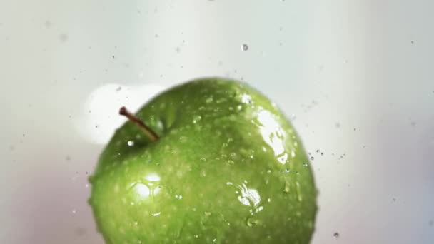 Létání Jablek Plátků Zahradním Pozadí Vysoce Kvalitní Záběry — Stock video