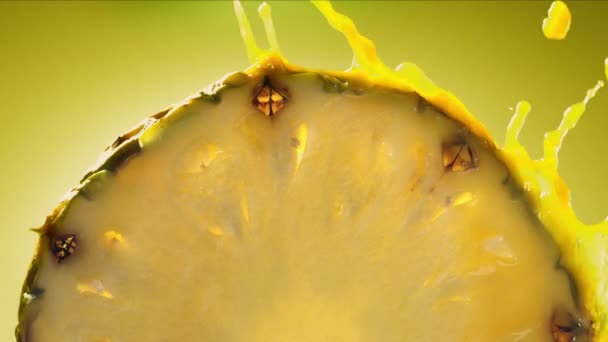 Pomalý Pohyb Makro Záběr Tekoucí Ananasové Šťávy Ananasového Plátku Vysoce — Stock video