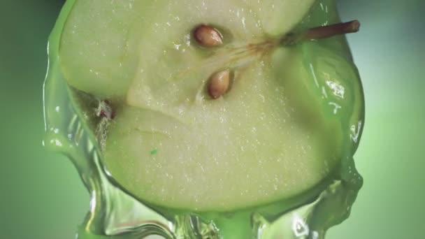 Slow Motion Macro Shot Flowing Apple Juice Apple Slice Imágenes — Vídeos de Stock